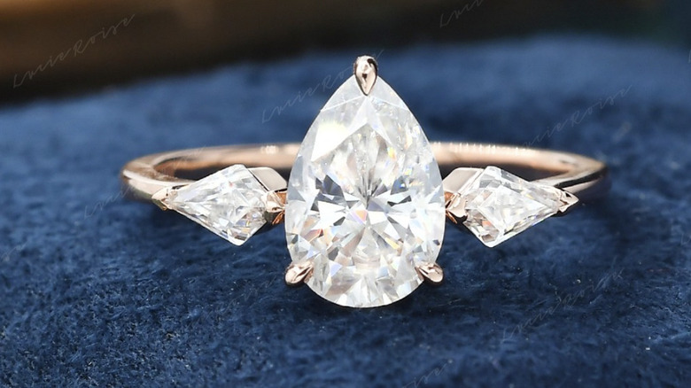 Pear-shaped engagement ring