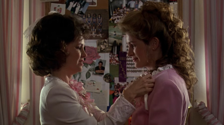 Sally Field and Julia Roberts in Steel Magnolias