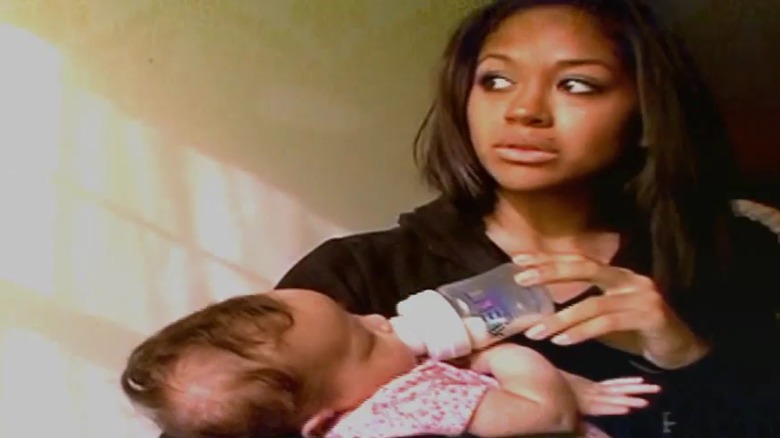 Valerie Fairman on '16 & Pregnant' feeding her baby with a bottle.