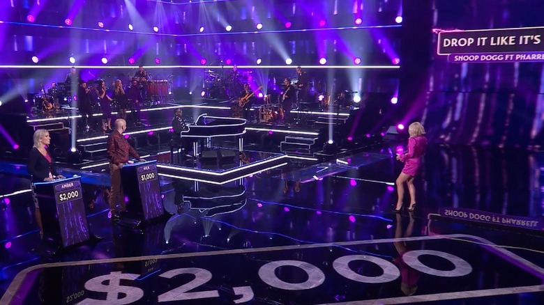 Jane Krakowski and two contestants on Name That Tune
