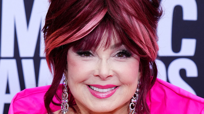 Naomi Judd smiling for photo 