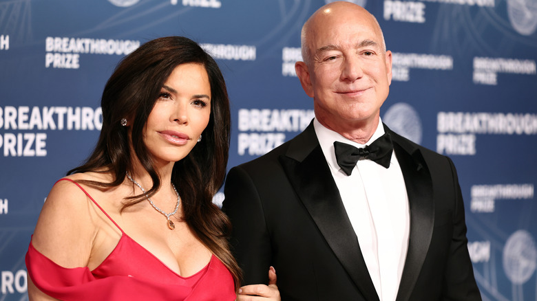 Lauren Sánchez and Jeff Bezos posing for photos