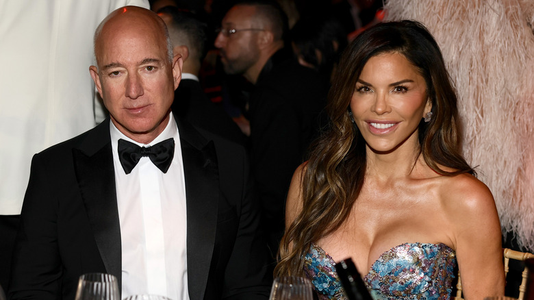Lauren Sánchez and Jeff Bezos posing for photos