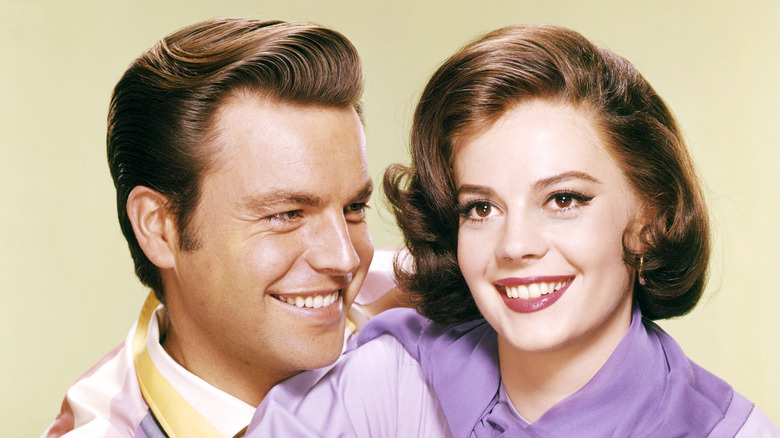 Robert Wagner (left) and Natalie Wood (right) posing for a photo in 1957