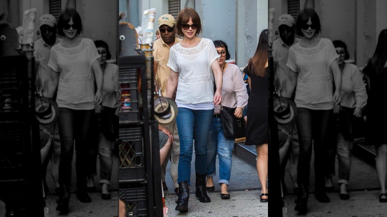 Nicole Kidman pictured on set for "The Family Fang", wearing blue jeans and a white T-shirt with lace details