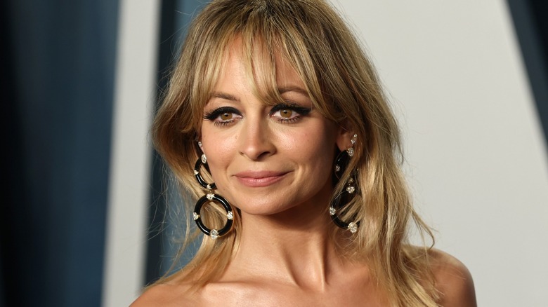 Nicole Richie posing with a wispy hairstyle