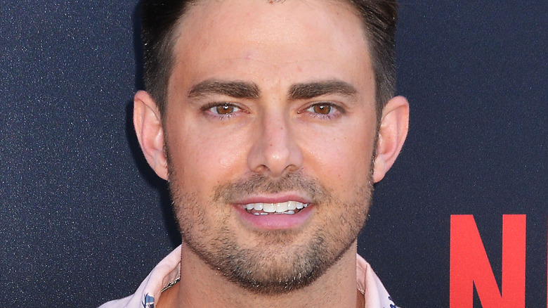 Jonathan Bennett posing