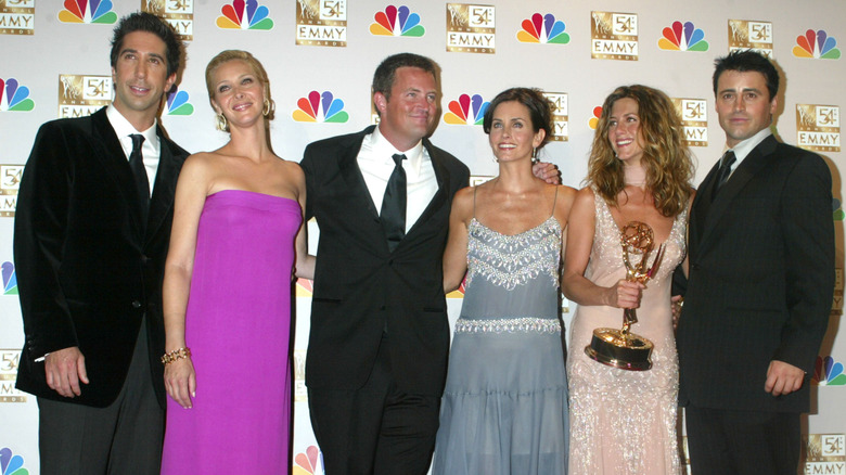 David Schwimmer, Lisa Kudrow, Matthew Perry, Courteney Cox, Jennifer Aniston, and Matt LeBlanc posing