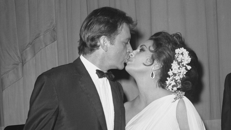 Richard Burton kissing Elizabeth Taylor