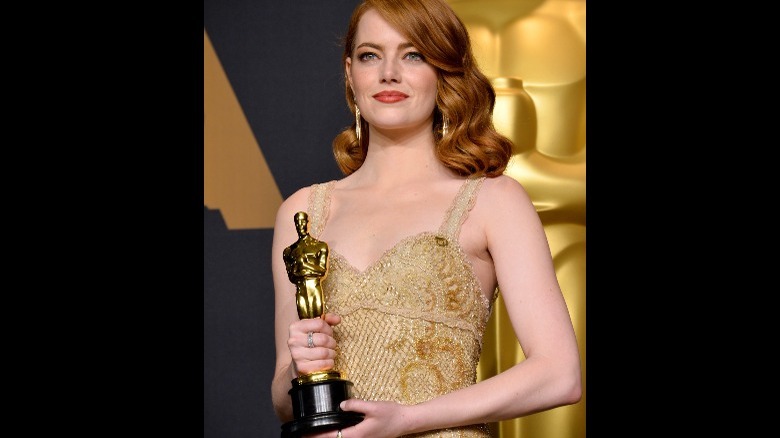Emma Stone poses with her Oscar at the 2017 awards