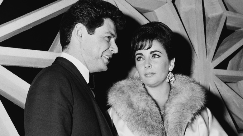 Eddie Fisher & Elizabeth Taylor pose for a picture