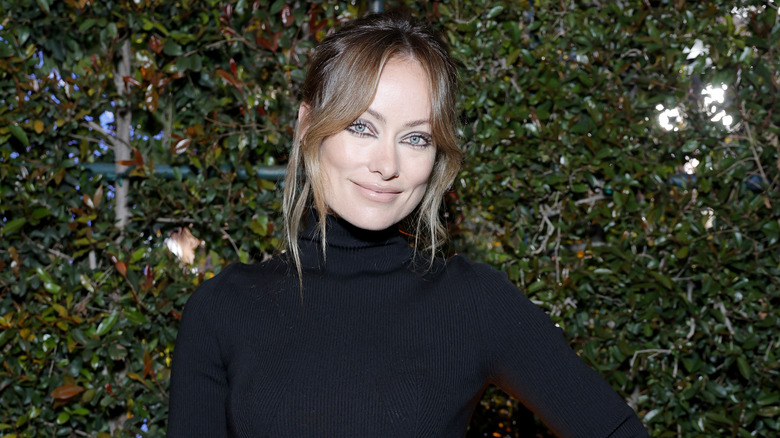 Olivia Wilde posing at event