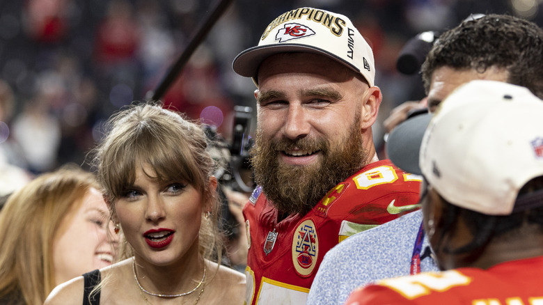 Taylor Swift and Travis Kelce smiling