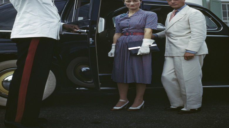 Wallis Simpson and King Edward standing next to car