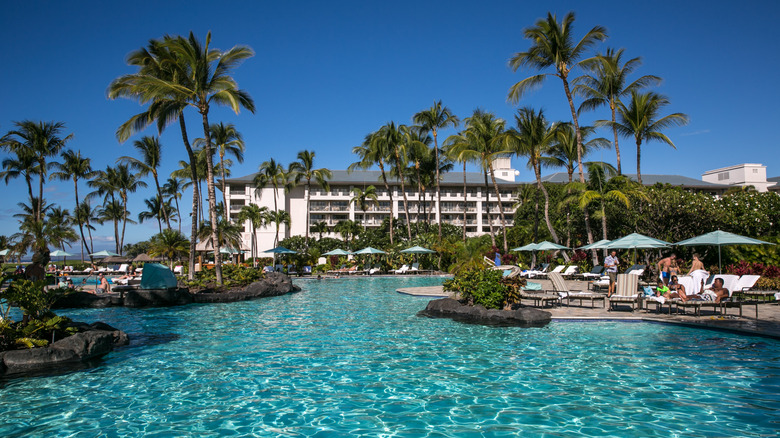 A view of the expansive swimming pool in Fairmont Orchid, Hawaii, on a clear day
