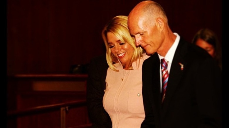 Pam Bondi and Rick Scott sign a bill in Florida (2013)