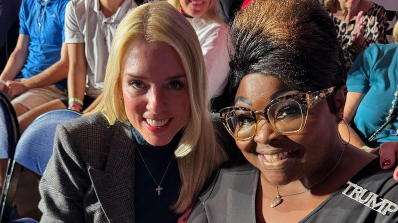 Pam Bondi and Silk pose together for a selfie (2024)