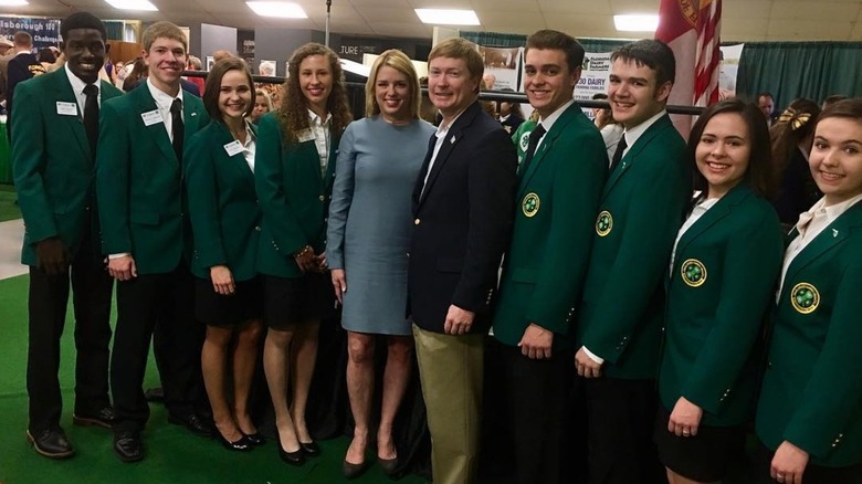 Pam Bondi posing with students