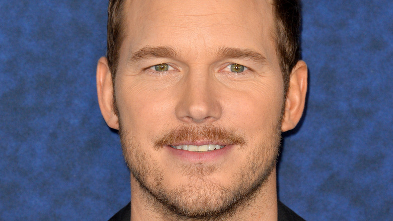 Chris Pratt posing at event