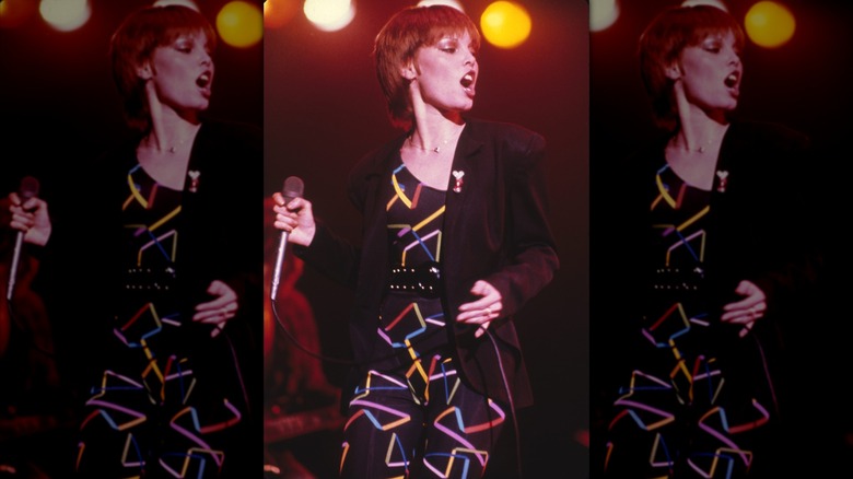 Pat Benatar grooving on stage with a microphone