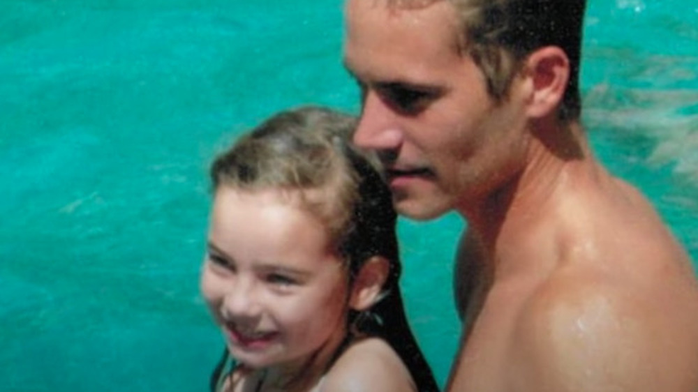 Meadow Rain Walker in una piscina con suo padre da ragazza