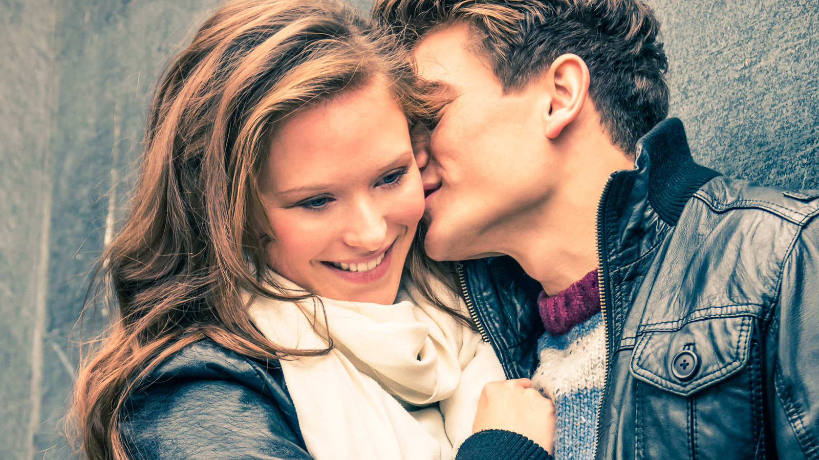 занятие любви между мужчиной. юношеская влюбленность. мужчина и женщина на кухне. яркая стильная пара портрет. джейк джилленхол и энн хэтэуэй любовь и другие лекарства.