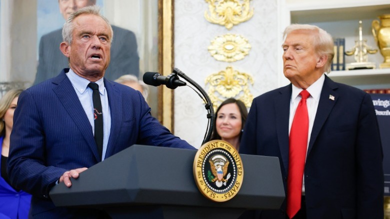Robert F. Kennedy Jr. and Donald Trump during an event in the Oval Office in the White House (2025)