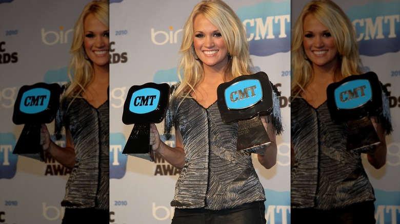 Carrie Underwood posing for the cameras at the 2010 CMT Music Awards