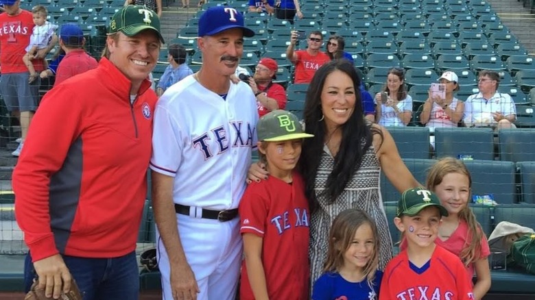 Chip Gaines, Joanna Gaines, and their children posing with a baseball player