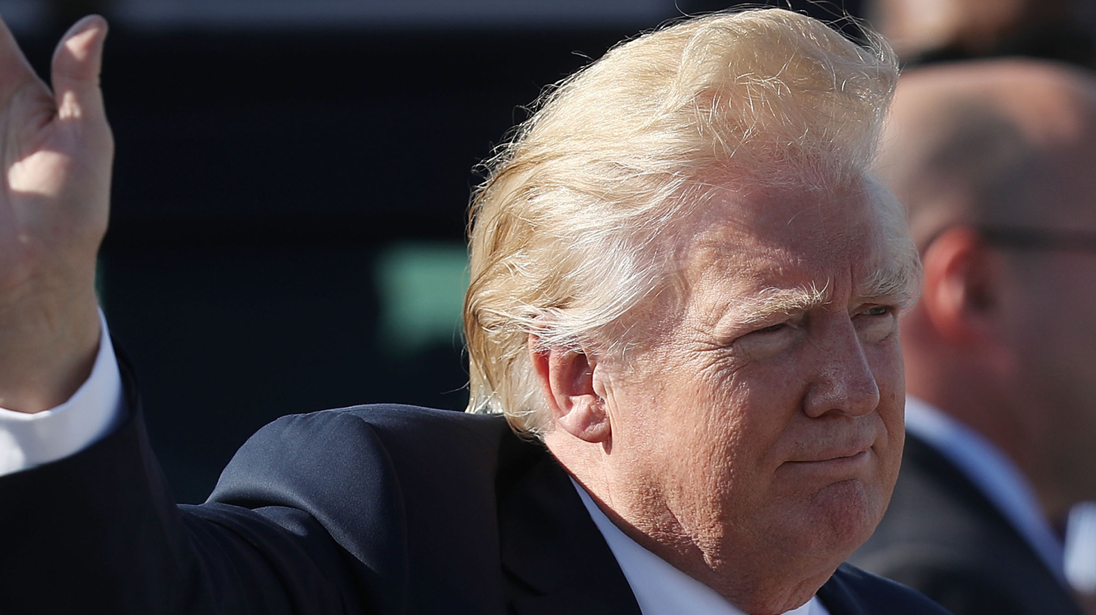 <a href="https://www.thelist.com/1994567/donald-trump-hair-through-the-years-never-good-hair-day/" target="_blank">Pics Of Trump Through The Years That Prove He’s Never Had A Good Hair Day In His Life</a>