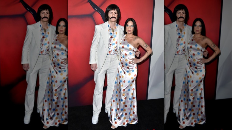 (l-r): Evan Peters and Halsey posing on the red carpet