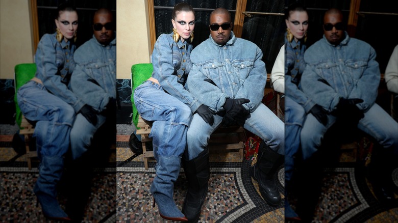 (l-r): Kanye West and Julia Fox posing alongside each other on the red carpet