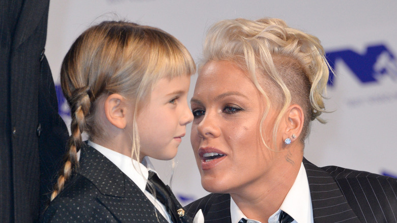 Pink talking to Willow Hart on a red carpet