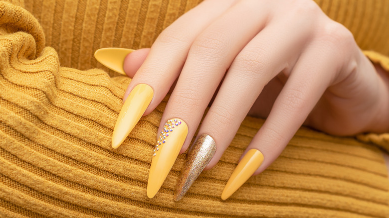 Yellow nails with pixie dust