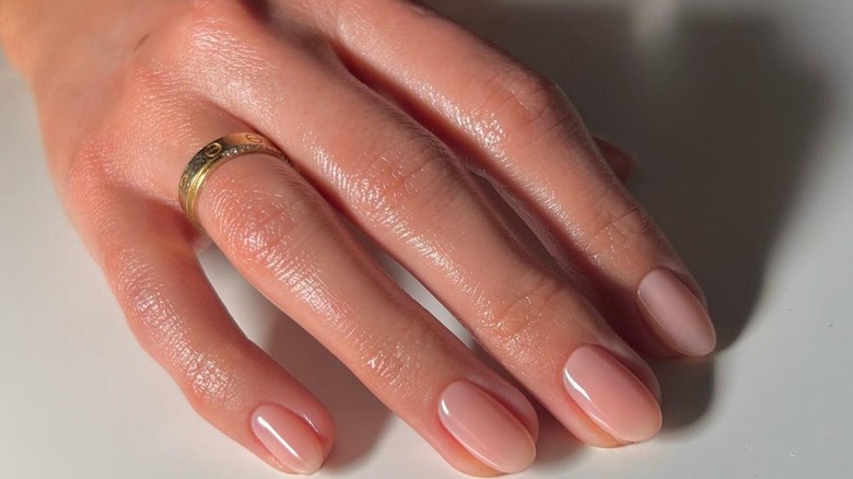 Nude manicure