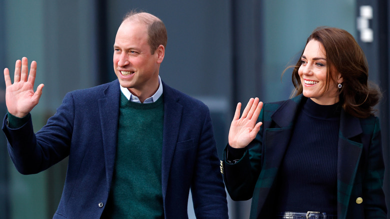William and Kate smiling and waving