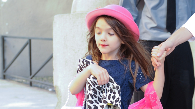 Suri Cruise in pink hat