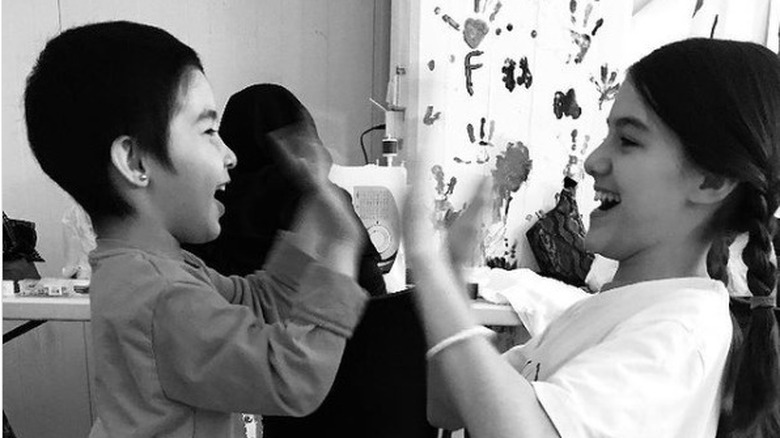 Suri Cruise volunteering