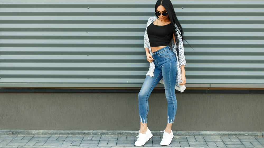 Woman wearing high-waisted jeans.