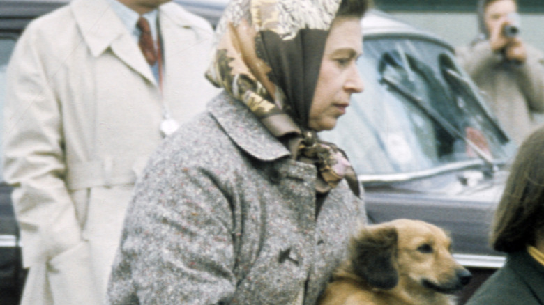 File: Queen Elizabeth carrying dog