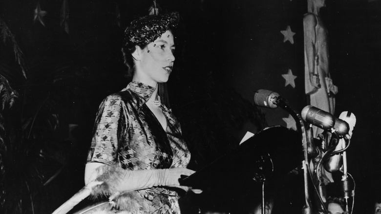 Queen Elizabeth in form fitting dress 