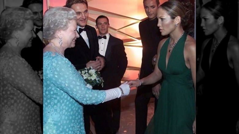 British Queen Elizabeth II (L) meets US singer/actress Jennifer Lopez (R) backstage at the Dominion Theatre in London, late 26 November 2001