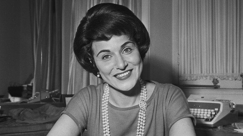 Abigail Van Buren smiling