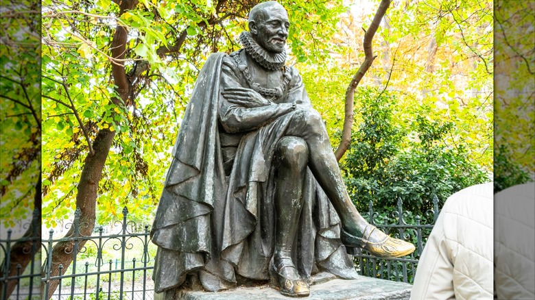 Sculpture of Michel de Montaigne sitting