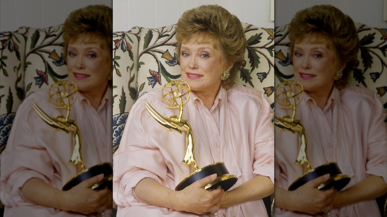 Rue McClanahan holding Emmy award