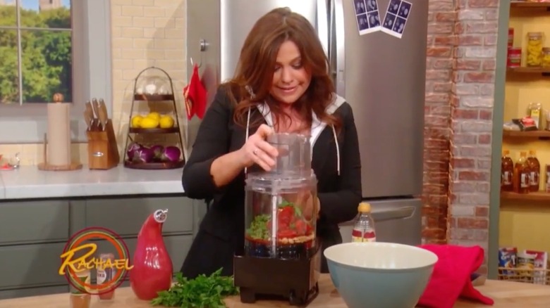 Rachael Ray struggling to put the lid on a food processor