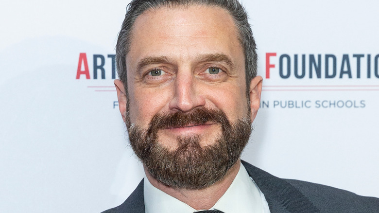 Raul Esparza closeup mon red carpet