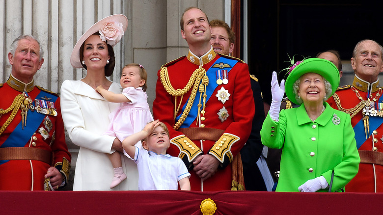 Queen and the royal family on the Buckingham Palace balcony