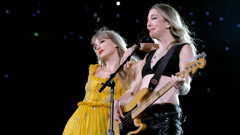 Taylor Swift and Este Haim performing on stage together