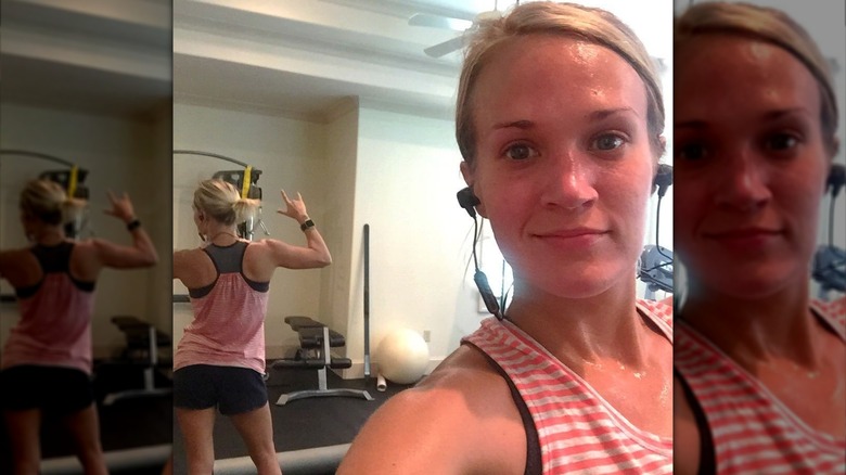 Carrie Underwood poses in front of a mirror at the gym